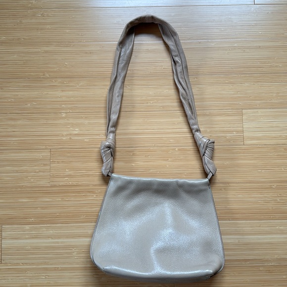 The Row ‘Wander’ knotted shoulder bag in Sand - Picture 6 of 17